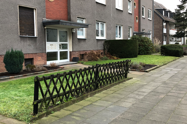 Dargeboten | Ausstellungseröffnung – Der Jägerzaun