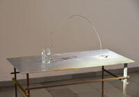 "music for a flower, 2000, Stahl, Glas, Wasser, Metall, Draht, Bindfaden, Elektromotor, Gänseblümchen