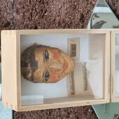Kunstvitrine zeigt
Installation von Claudia A.Grundei