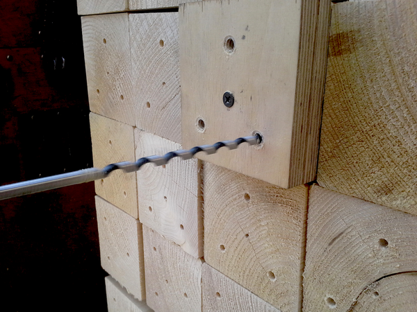Die Holzstelen für das Projekt 8. Mai sind gesägt und gebohrt!