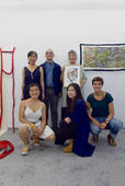Hier die 7 Künstler*Innen der Familie Blatt, die gerade im SG1 ausstellt. Von links: Kai Blatt, Michael Blatt, Stacey Blatt mit dem Selbstportrait ihres verstorbenen Vaters Jonathan Blatt - davor Téa Blatt, Alice Fung und Leah Blatt Lorke, die bei der Ver