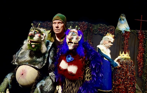 Neville Tranter und sein 'Stuffed Puppet Theatre': UBU (Duisburger Akzente 2022)